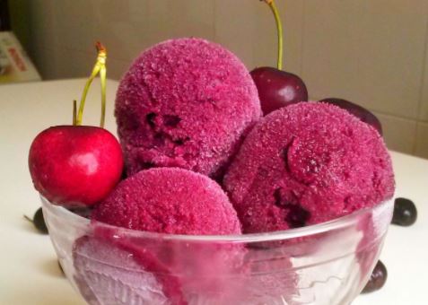 buena presentacion helado cerezas